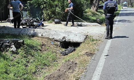 Latina: sbalzato fuori strada dopo lo scontro con un&rsquo;auto, ferito un motociclista