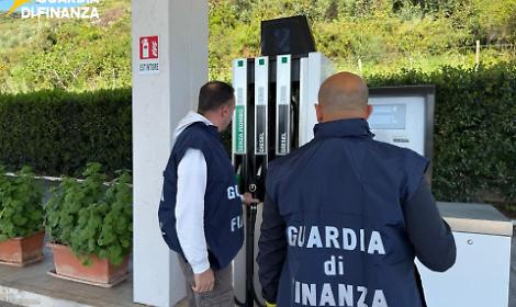 Benzina, scattano i controlli: prezzi non esposti e dati mancanti, multe in provincia di Latina