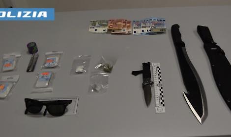 Fondi, arrestato uomo per spaccio e possesso di armi: sequestrati droga e machete