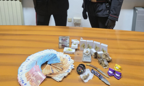 Latina, arrestato 24enne per spaccio: sequestrato un chilogrammo di hashish e oltre 6 mila euro