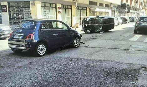 Un'auto si ribalta dopo lo scontro all'incrocio, due feriti