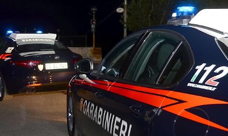 Ubriaco in treno scende alla stazione sbagliata e ruba un'auto per tornare a casa