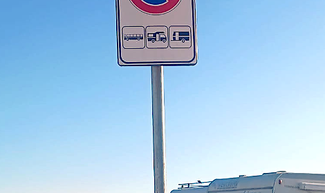 Caos sosta a Rio Martino, parcheggio preso d'assalto dai camper nonostante il divieto