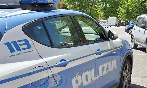 Ruba una borsa vuota nell'autolavaggio, inseguito e bloccato dai dipendenti