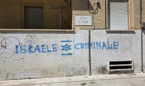 Svastica sui muri in via Buozzi: la condanna del sindaco