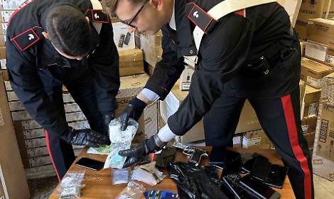 Blitz a Roma, arrestato un 32enne di Aprilia: droga, armi e un "magazzino" sospetto in casa