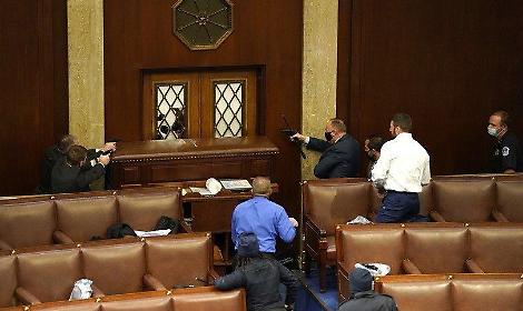 Fan di Trump assaltano il Congresso: insurrezione in America