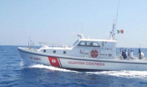 Si ribalta con il kayak al largo di San Felice Circeo, salvato dalla Guardia Costiera