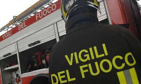 Un capannone distrutto da un incendio nella frazione di Tremensuoli
