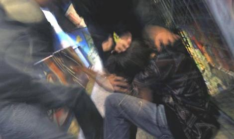 Lo disturba durante la notte, gli stacca un dito a morsi