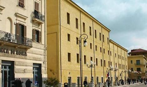 Formia, guardia medica ridotta al minimo: pazienti visitati su una panchina