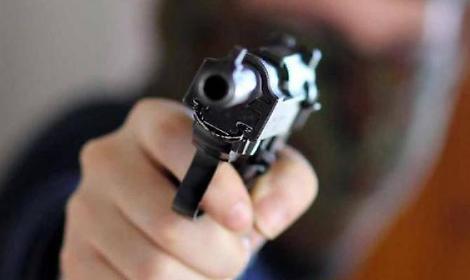 Colpi di pistola contro la finestra: ferito un uomo
