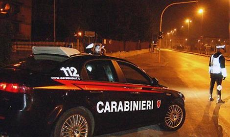 Scoperto con la droga dai carabinieri, la getta in mare