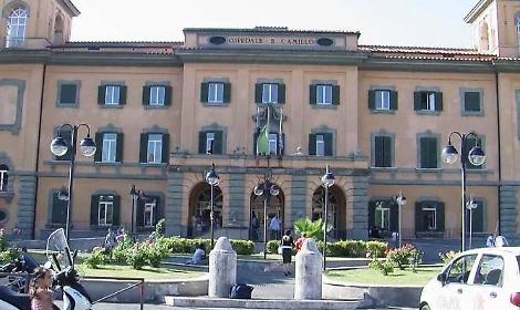 Pensionato cade dal tetto: trasportato in eliambulanza al San Camillo