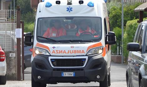 Investito da un carrello elevatore, muore in un'azienda