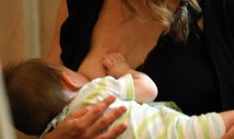 Covid: studio, nel latte di mamme vaccinate anticorpi protettivi per bimbi