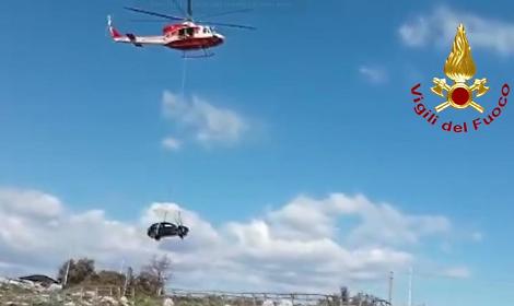 Auto nel dirupo, i vigili del fuoco hanno recuperato la vettura