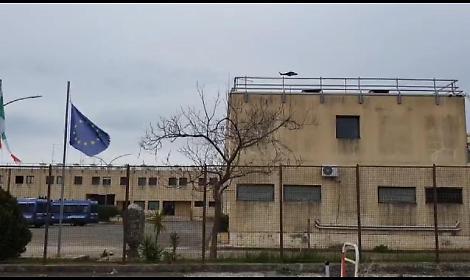 Tenta di far entrare la droga in carcere per il figlio, nascosta nell&rsquo;involtino