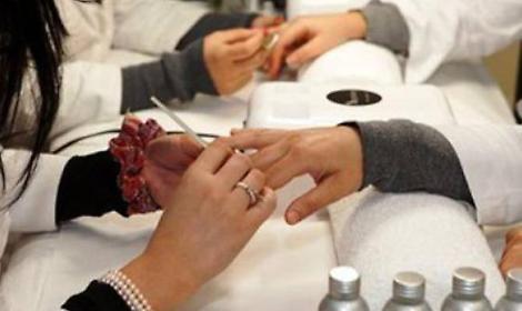 &laquo;Corso di estetista solo per femmine&raquo;, scoppia la polemica