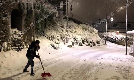 Rocca Massima, la neve imbianca il paese. Qualche disagio per la viabilit&agrave;