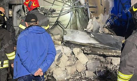 Esplosione, poi l'incendio nella fabbrica di polistirolo