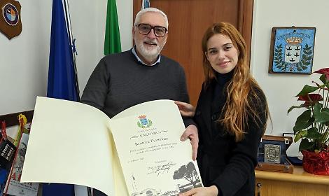 La giovane attrice Beatrice Fiorentini premiata dal Comune