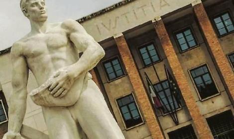 Aizza il pitbull per rapinare un uomo, rinviato a giudizio