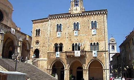 Il Comune sfratta l&rsquo;Avis, l&rsquo;opposizione insorge