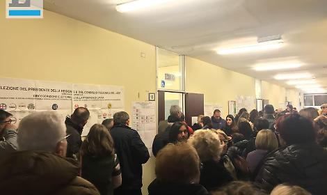 Elezioni, affluenza al 17,77% alle 12. Polemiche per le lunghe code ai seggi