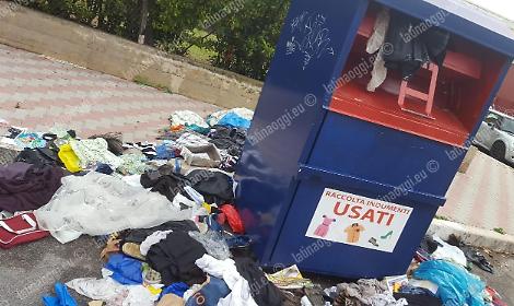 Abiti usati, una maledizione. La coop della raccolta &egrave; fallita
