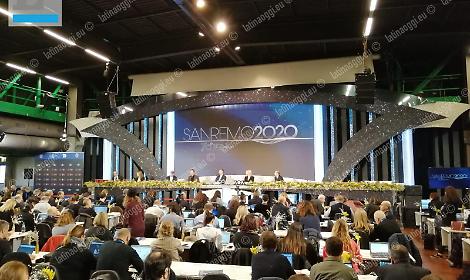 Sanremo, la serata delle cover: ecco i brani e i duetti previsti per questa sera