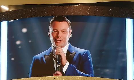 Sanremo, Tiziano Ferro commuove l'Ariston. "Per la prima volta ho sognato Dio"