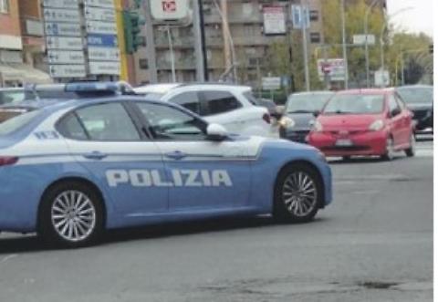 Sfilano i pantaloncini al manichino, condannati per rapina