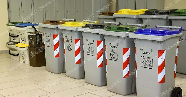 Raccolta differenziata porta a porta, consegnati il 50 dei kit