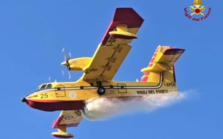 Incendio boschivo lambisce il paese, primi voli per in Canadair