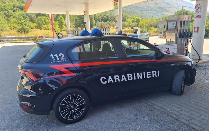 Tenta il suicidio, salvato dai Carabinieri. Poi ruba in un distributore