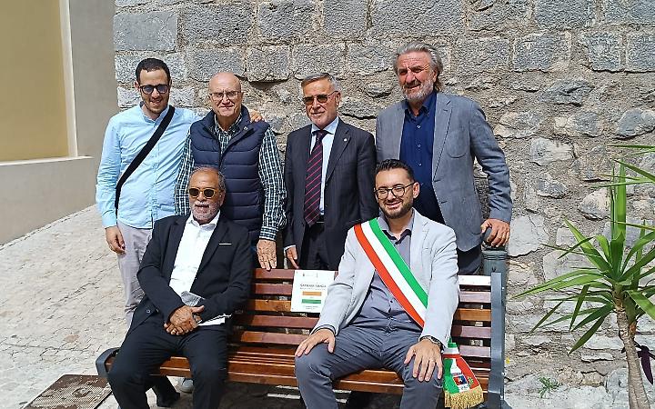 Inaugurata a Maenza la panchina dedicata a Satnam Singh