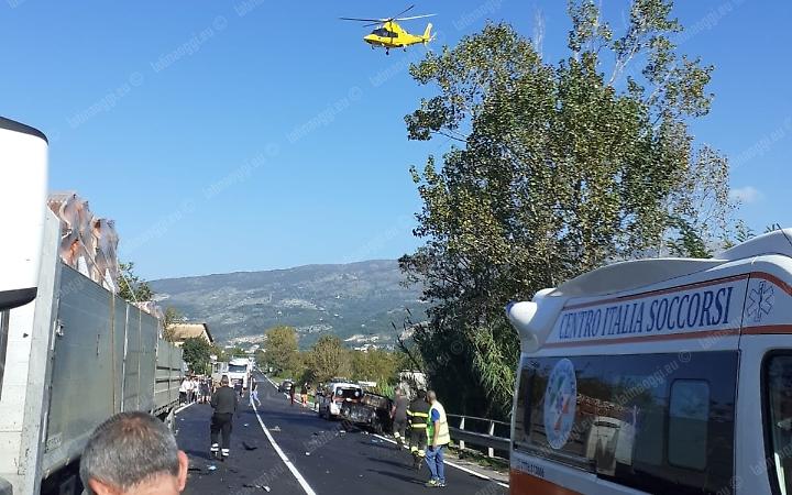 Incidente sulla statale 630: pickup si scontra con un tir, grave un giovane