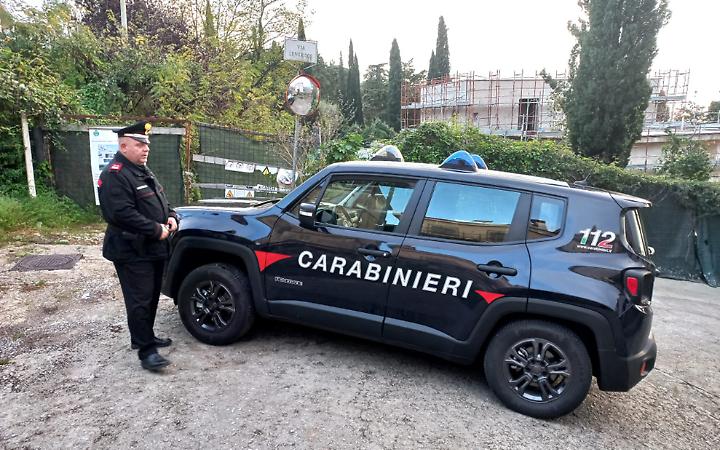 Lavoratori senza contratto nel cantiere edile: maxi multa e attivit&agrave; sospesa