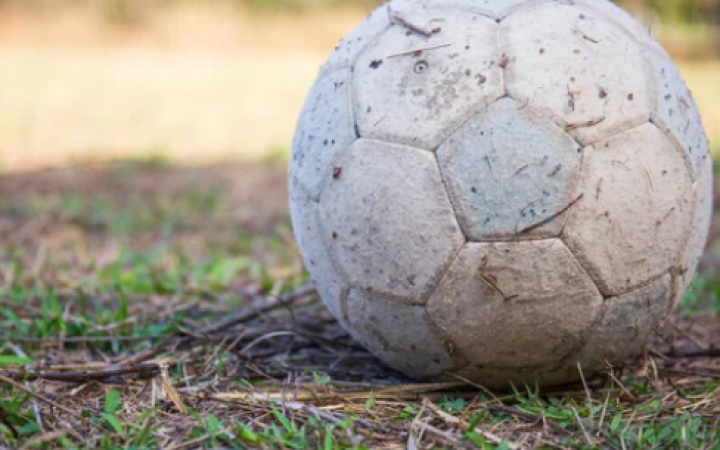 Cori omofobi contro un giovane calciatore