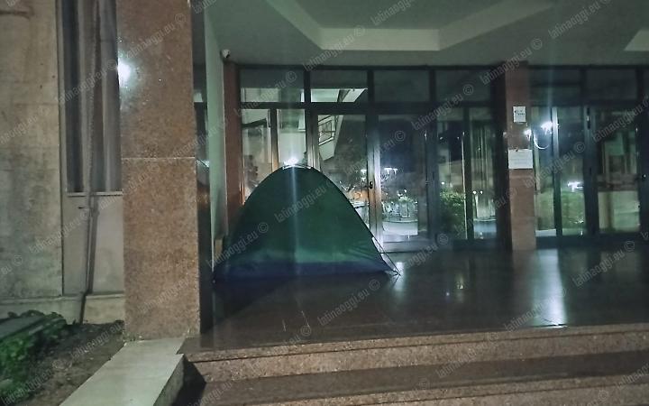 Restano senza casa e scatta la protesta, dormono sotto al Comune