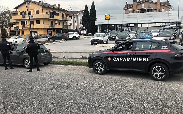 Armato prova a sfuggire ai carabinieri: 39enne di Aprilia arrestato dopo una colluttazione