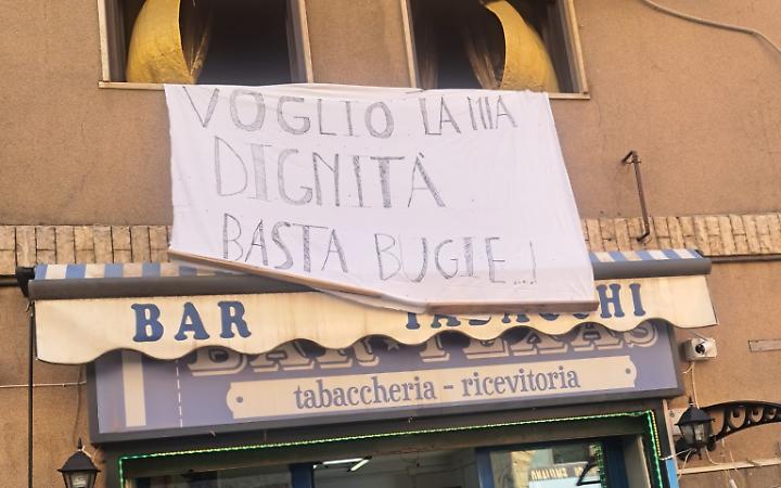 Crisi della Vola, dipendenti senza stipendio: l'appello disperato su uno striscione