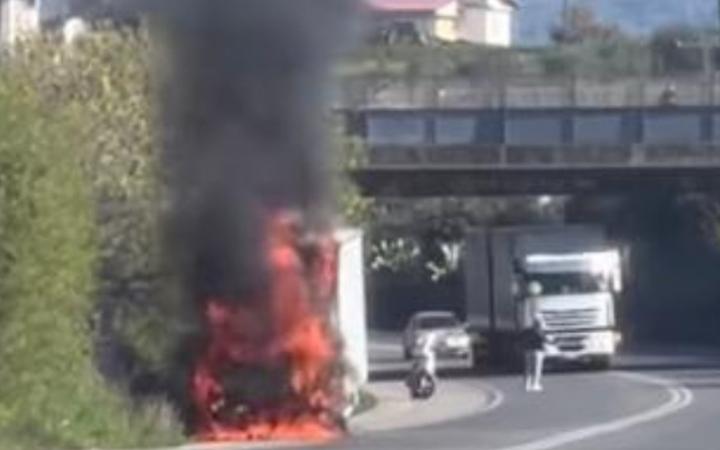 Autocarro in fiamme: il conducente riesce a fermare il mezzo e mettersi in salvo