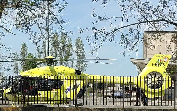 Precipita dal tetto durante i lavori, grave un operaio