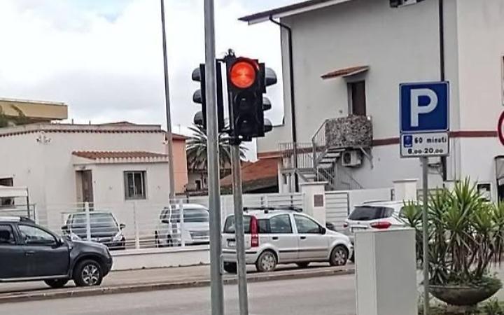 Campoverde, dopo sette mesi torna in funzione il semaforo