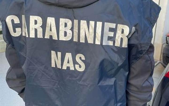 Chiusa rivendita alimentare abusiva: sequestrati cibi scaduti per 20mila euro