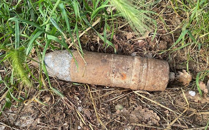 Ordigno bellico lasciato sul ciglio della strada