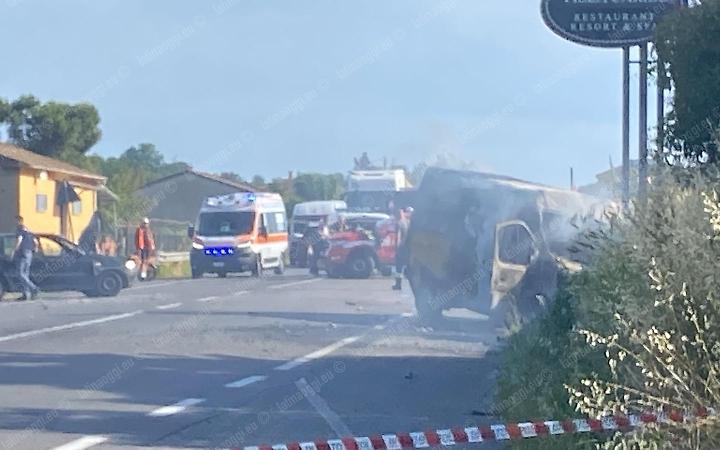 Incidente tra tre mezzi, muore una donna