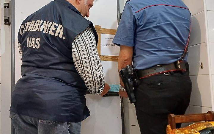 Una tonnellata di prodotti ittici irregolari: chiuso un ristorante